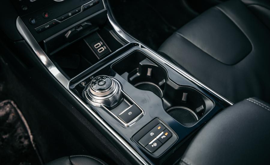 Детали интерьера Ford Edge Titanium 2018 года  (NA) (фото 24 из 29)